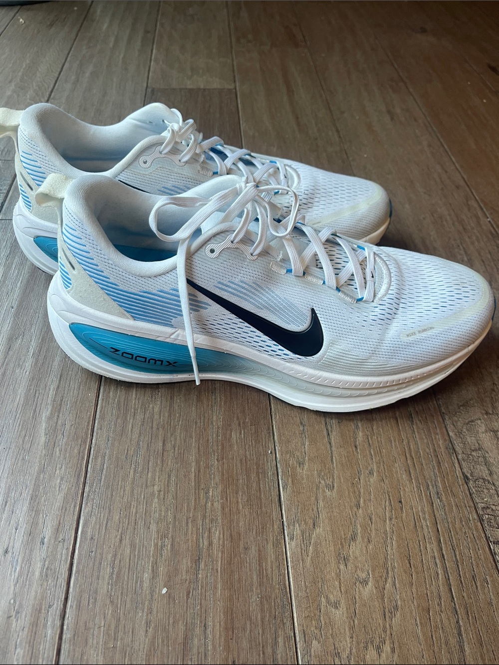 Nike Men’s White & Light Blue ZoomX Vomero Running Shoes with Black Swoosh sz13